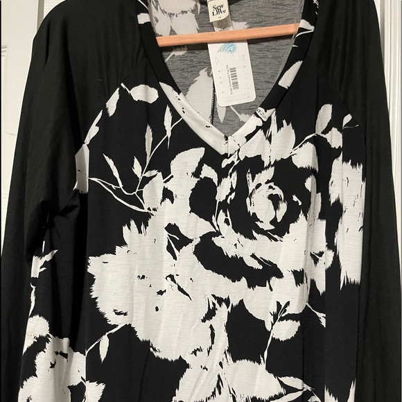 Sew in Love black and white top. - Picture 1 of 2